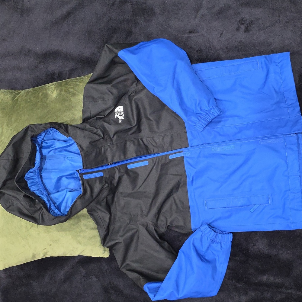 The North Face Kids Black and Blue Jacket Size:7/8